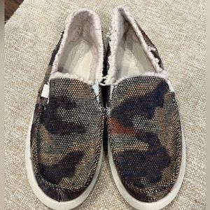 Sanuk camo pattern shoes. Super comfy!